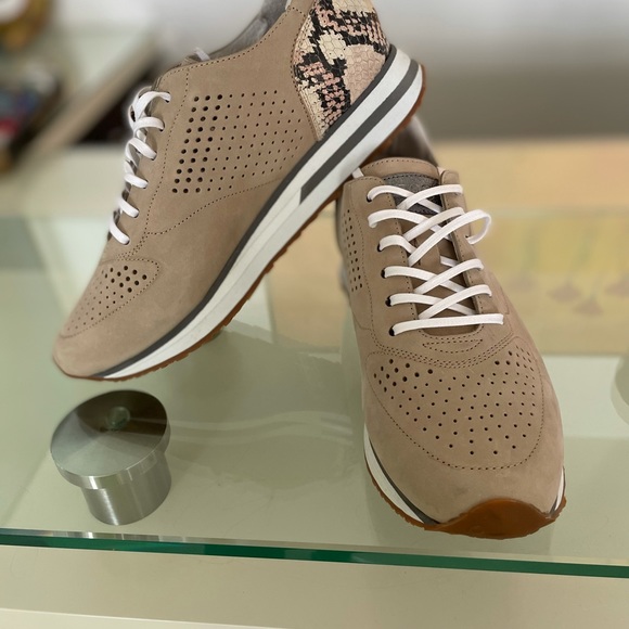 Woman’s Sneakers Brand new Size 9/39 - Picture 1 of 3